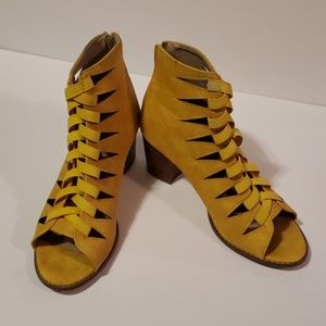 ACANTI Yellow Lace Up Heeled Shoes size 7